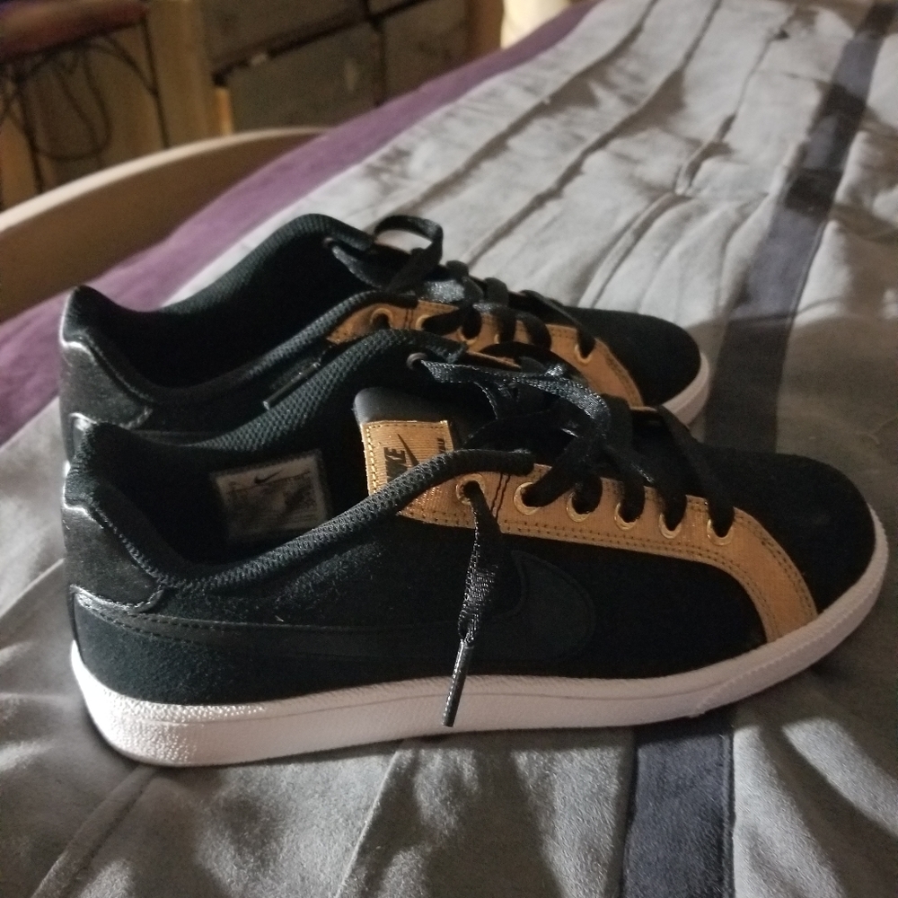 Nikes - Picture 2 of 4